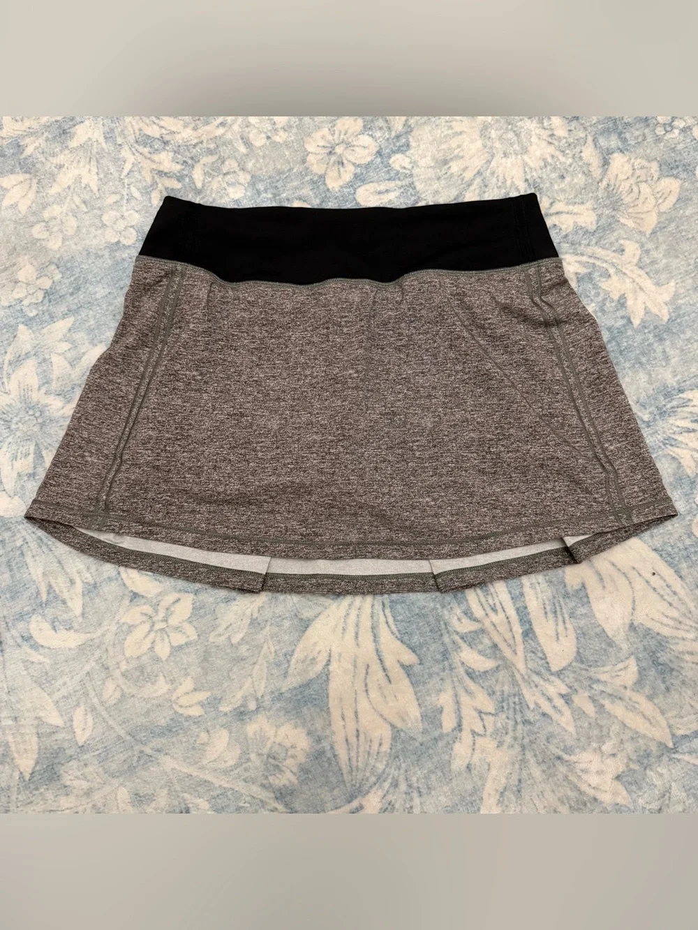 lululemon athletica Women's Gray Athletic Skirt with Black Waistband size 4 - Picture 2 of 4